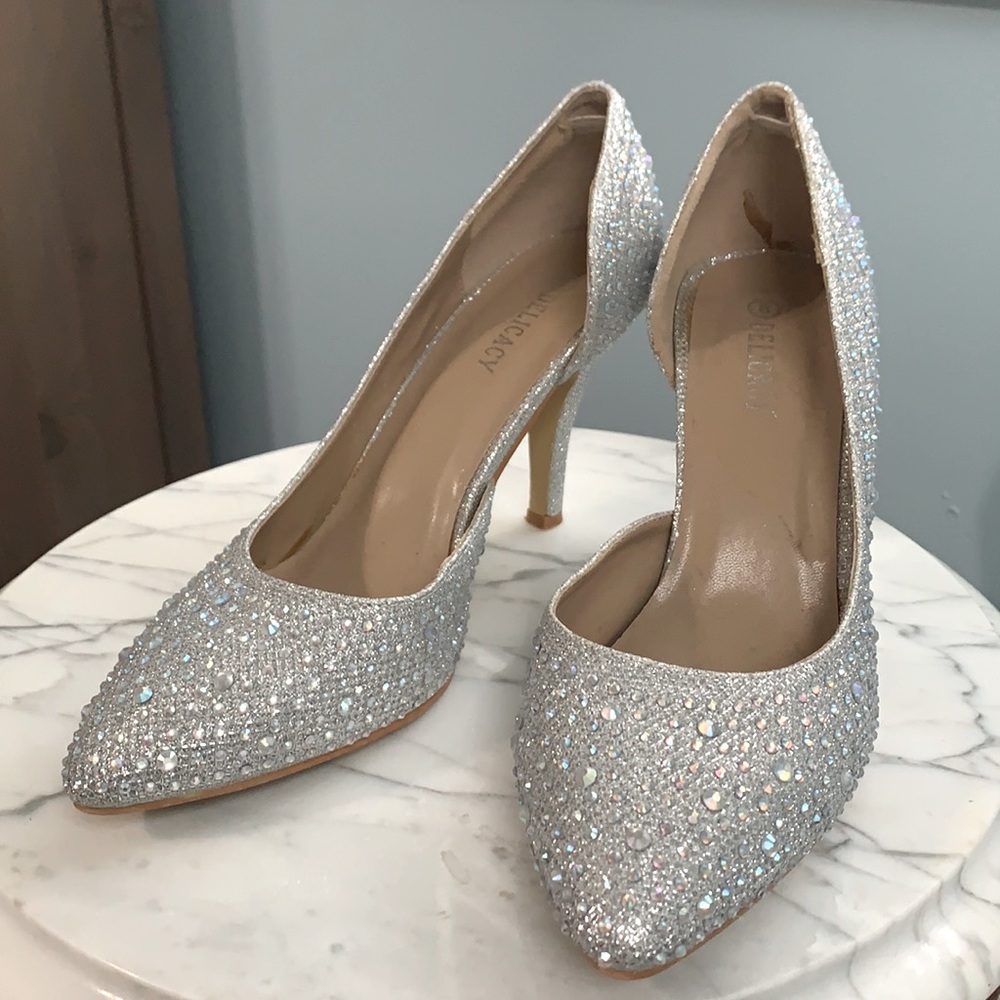 Silver close-toed heel